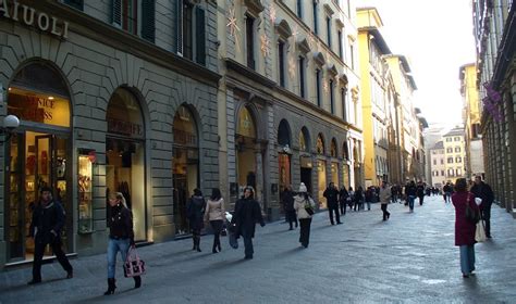 Shopping in Via Roma, Via del Corso and Via Calzaiouli.